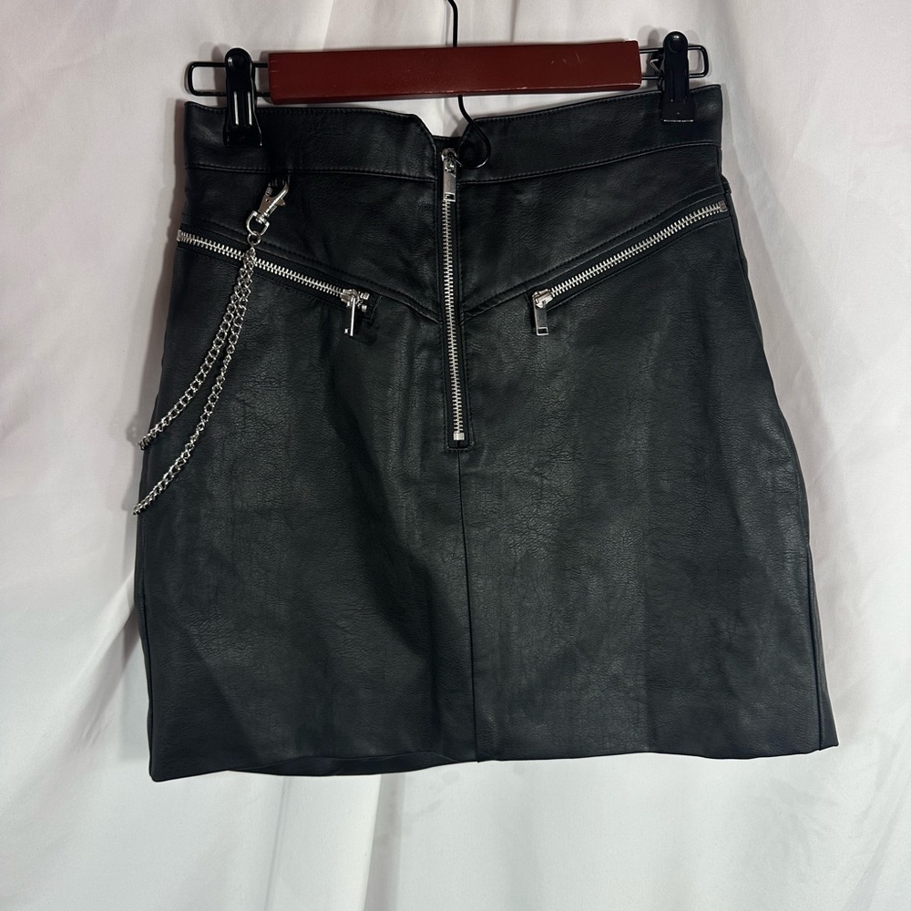 NWT Divided by H&M black faux leather mini skirt with silver chain size 4